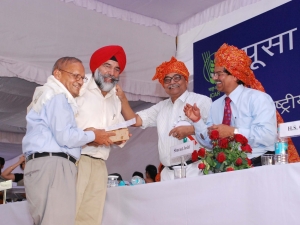 Association’s president Jagdeep Singh Cheema and Secretary-General Bhagwan Dass being honoured for the best performance of the association in the field of agricultural extension.