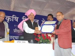State Minister of Agriculture Govt. of India honouring Secretary-General Bhagwan Dass with IARI Fellowship Award.