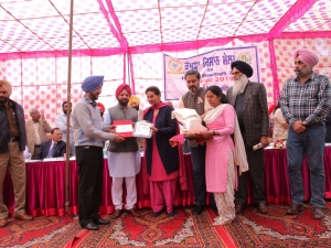 Maharani Preneet Kaur honouring Sh. Amarjit Singh Station Director All India Radio for giving white publicity to the Farm practises developed by the association, at a Rakhra Kisan Mela.