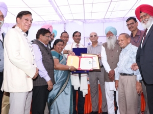 Dr. Trilochan Mohapatra Director General ICAR & Secretary Department of Agriculture Research & Education Govt. of India being honoured with the “Dr Amrik Singh Cheema Award 2016-17 at a Kisan Mela organized by the Association at its Rakhra Campus. Mr Rajju Shroff Chairman Crop Care Federation of India and Mr. Vijay Setia President All India Rice Exporters Association are also standing along with other VIPs in the picture.