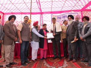 Renowned Wheat Breeder Dr. Gyanendra Pratap Singh Director ICAR-Indian Institute of Wheat & Barley Research receiving the “Dr Amrik Singh Cheema Award 2018-19” from Maharani Preneet Kaur at a Kisan Mela organized by the Association on 14th March, 2019.