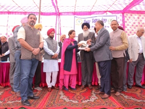 Maharni Preneet Kaur, the Chief Guest of the Mela, honouring Dr. A. K. Singh Director Indian Agricultural Research Institute and DDG (Extn.) ICAR at association Rakhra Campus.
