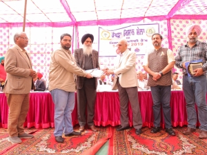 A farmers being honoured at the Rakhra Kisan Mela held by the Association.