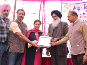 Members of the Board of Directors of the association presented a plaque to the Chief Guest Maharani Preneet Kaur at the Rakhra Kisan Mela organized by the association.