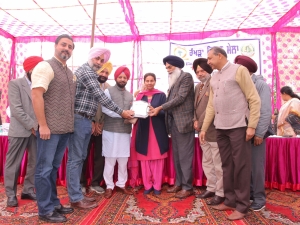 S. Rajinder Singh MLA being honoured at the Rakhra Kisan Mela organized by the association at its Rakhra Campus.