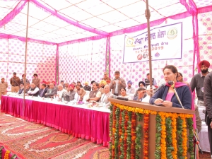 A view of the Chief Guest Maharani Preneet Kaur addressing the farmers at a Rakhra Kisan Mela organized by the Association at its Rakhra Campus.