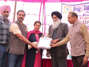 Members of the Board of Directors of the association presenting a plaque to the Chief Guest Maharani Preneet Kaur at the Rakhra Kisan Mela organized by the association.