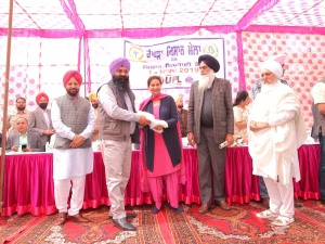 Maharani Preneet Kaur honouring State Awardees Raj Mohan Singh Kaleka at the Kisan Mela organized by the association.