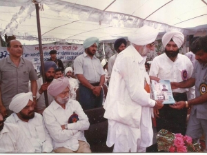 S. Beant Singh Chief Minister Punjab being the Chief Guest at one of the Kisan Mela organized by the association releasing the association’s magazine. S. Dilbagh Singh Agriculture Minister Punjab is also seen in the picture.