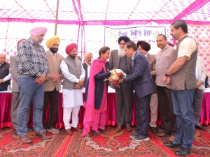 Sh. Vijay Setia President All India Rice Exporters Association being honoured by  Maharani Preneet Kaur at the Rakhra Kisan Mela organized by the Association at its Rakhra Campus.