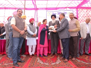 Maharni Preneet Kaur, the Chief Guest of the Mela, honouring Dr. A. K. Singh Director Indian Agricultural Research Institute and DDG (Extn.) ICAR at association Rakhra Campus.
