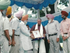 The world renowned rice breeder and agriculture scientist Dr. G. S. Khush being honoured with the ‘Dr. Amrik Singh Cheema Award 2004-05 at a festival organized by the association at its Rakhra Campus.