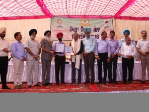 The renowned a rice breeder Dr. Ashok Kumar Singh (Joint Director Research – Acting, Indian Agriculture Research Institute) receiving the ‘Dr. Amrik Singh Cheema Award 2017-18’ at Rakhra Kisan Mela held at Association’s Campus.