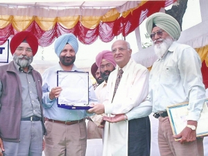 Sh. Rajju Shroff Chairman Crop Care Federation of India and UPL being honoured with the ‘Dr. Amrik Singh Cheema Award 2006-07’ Conferred by Sh. Sukhjinder Singh Randhawa Cabinet Minister, Punjab at a Kisan Mela organized by the association at its Rakhra Campus.