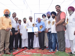 Sh. Suresh Kumar Principal Secretary to Chief Minister Punjab receiving the ‘Dr. Amrik Singh Cheema Award 2015-16’ from Sh. Braham Mohindra Minister for Health & Family Welfare at a Kisan Mela organized by the Association at its Rakhra Campus.